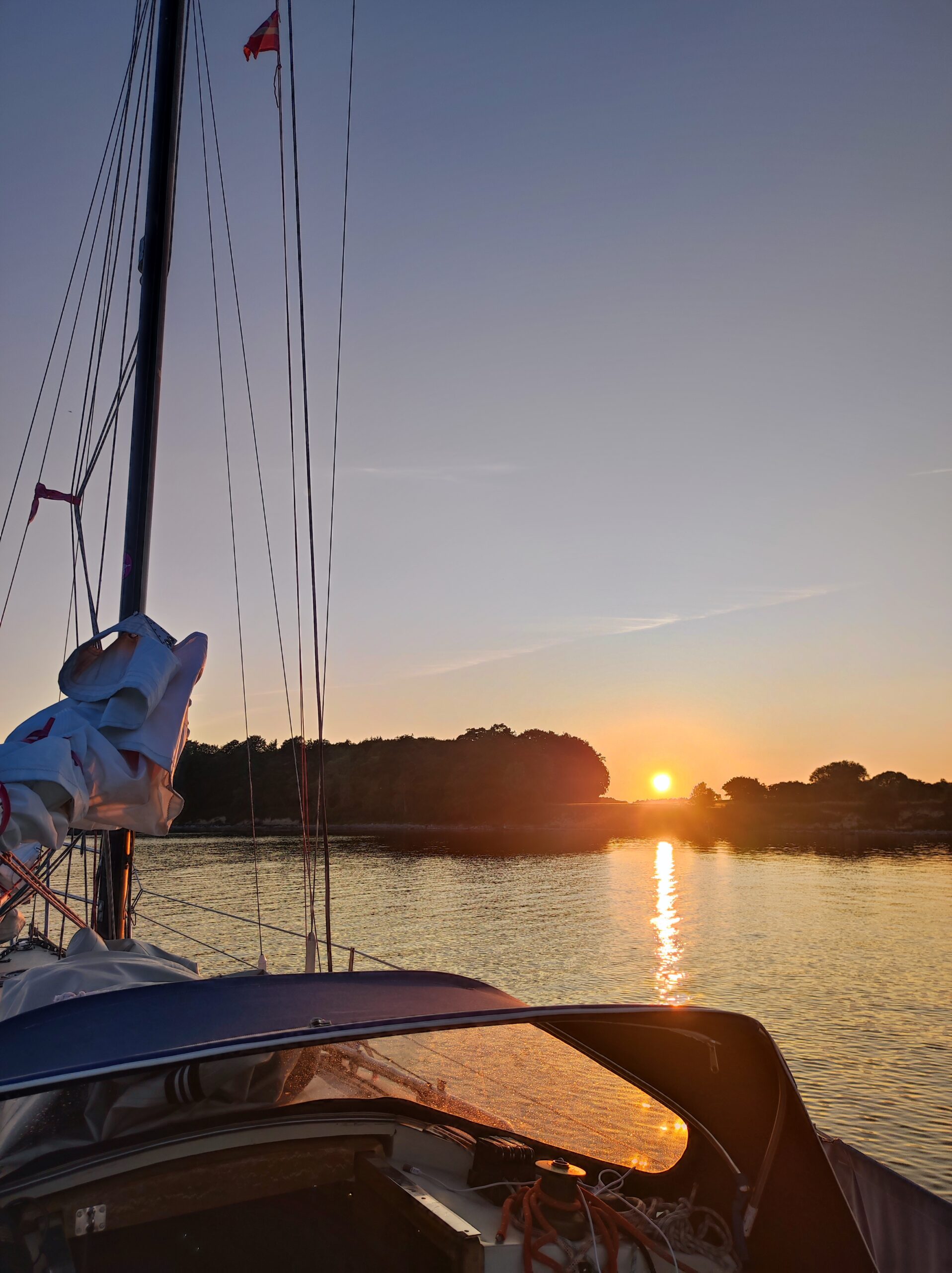Segelboot im sonnenuntergang